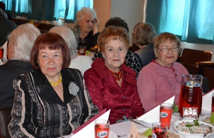 Ogrē tiekas pensionētie pedagogi