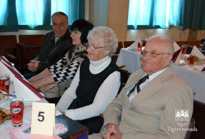Ogrē tiekas pensionētie pedagogi