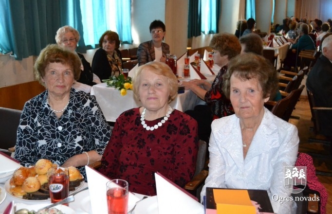Ogrē tiekas pensionētie pedagogi