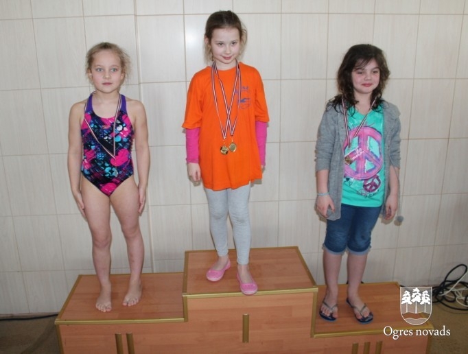 Peldēšanas čempionātā ogrēnieši izcīna daudz medaļu