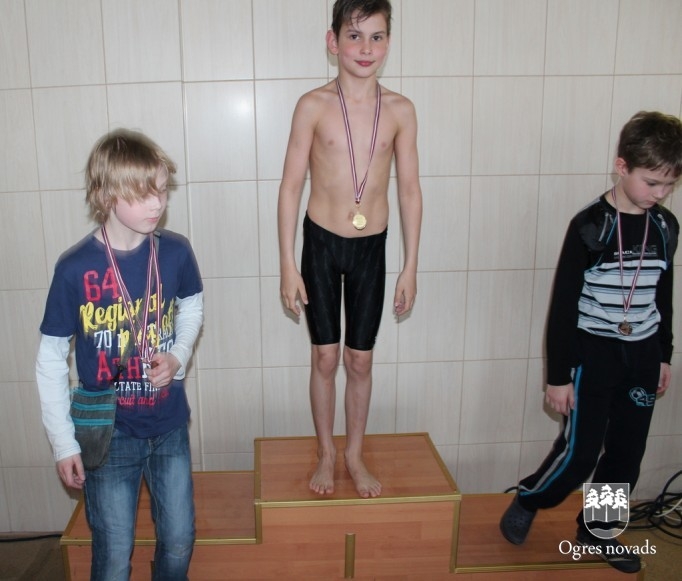 Peldēšanas čempionātā ogrēnieši izcīna daudz medaļu