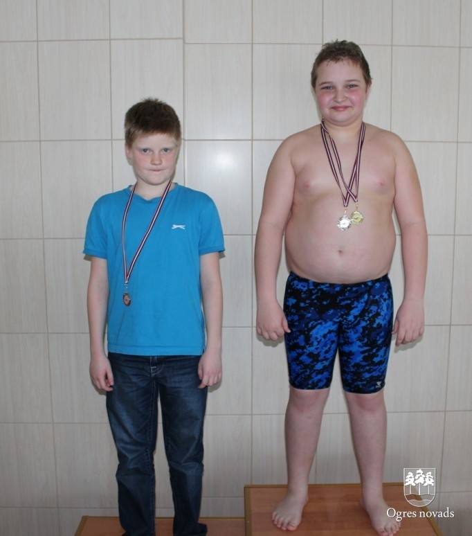 Peldēšanas čempionātā ogrēnieši izcīna daudz medaļu