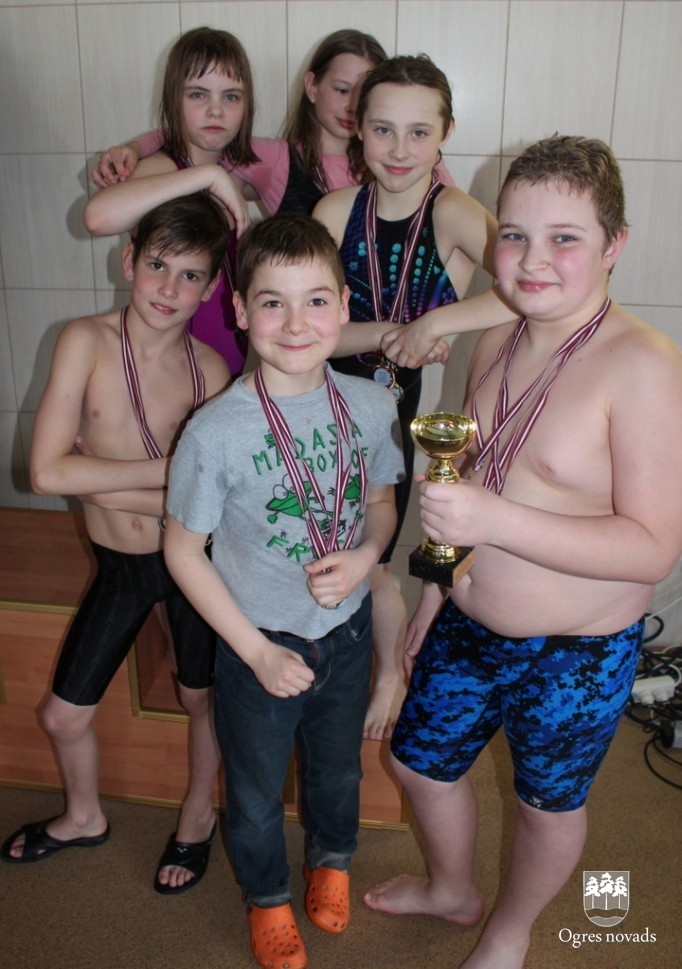 Peldēšanas čempionātā ogrēnieši izcīna daudz medaļu