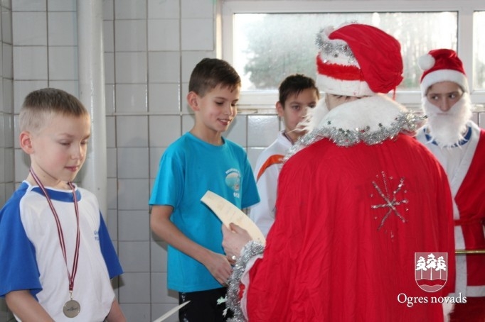 Peldēšanas kluba “Ogre” audzēkņiem sacensībās Jūrmalā 14 medaļas