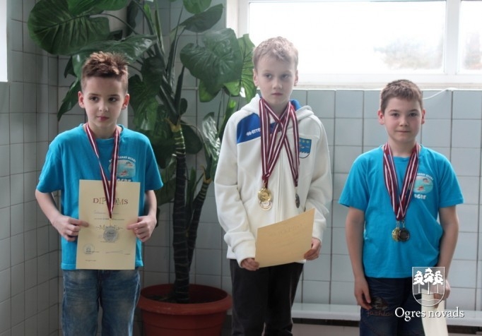 Peldēšanas sacensībās izcīna medaļas