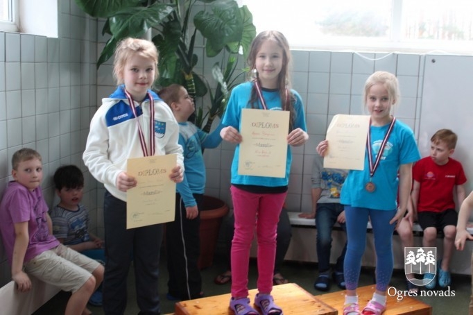 Peldēšanas sacensībās izcīna medaļas