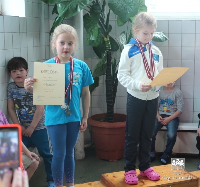Peldēšanas sacensībās izcīna medaļas