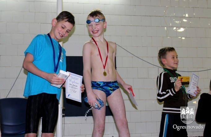 Peldēšanas kluba "Ogre" sportistiem sudraba medaļas Jelgavā