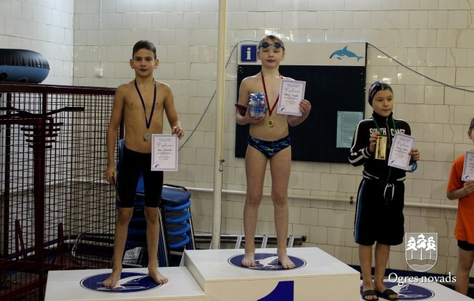 Peldēšanas kluba "Ogre" sportistiem sudraba medaļas Jelgavā
