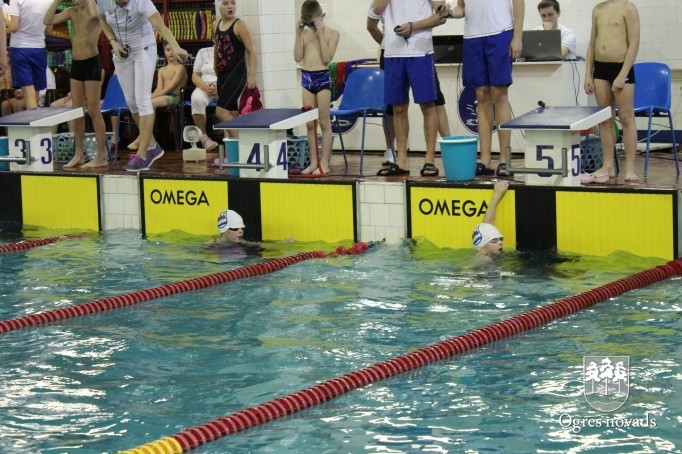 Peldēšanas kluba "Ogre" sportistiem sudraba medaļas Jelgavā