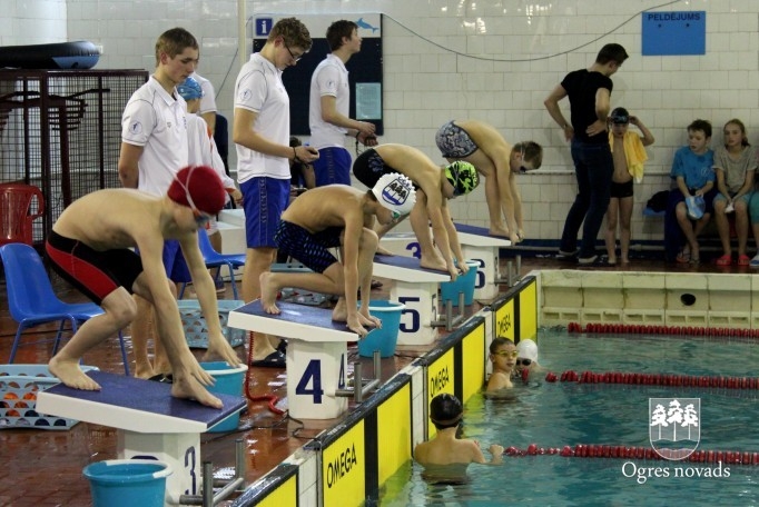 Peldēšanas kluba "Ogre" sportistiem sudraba medaļas Jelgavā