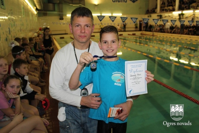 Peldēšanas kluba "Ogre" sportistiem sudraba medaļas Jelgavā
