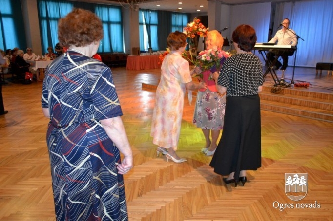 Ar pensionētajiem pedagogiem tiekas labklājības ministre