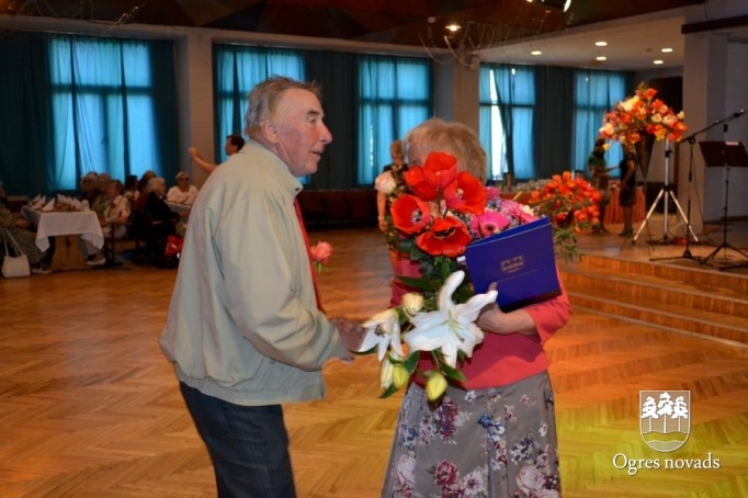 Ar pensionētajiem pedagogiem tiekas labklājības ministre