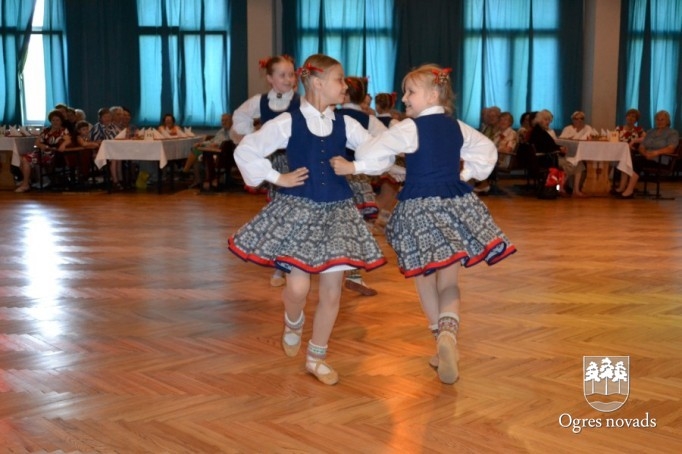 Ar pensionētajiem pedagogiem tiekas labklājības ministre