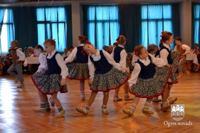 Ar pensionētajiem pedagogiem tiekas labklājības ministre
