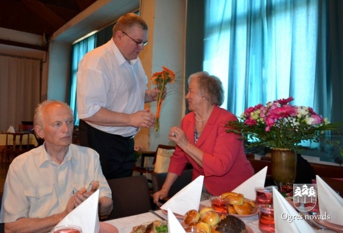 Ar pensionētajiem pedagogiem tiekas labklājības ministre