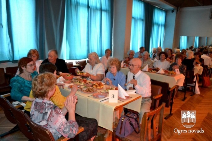Ar pensionētajiem pedagogiem tiekas labklājības ministre