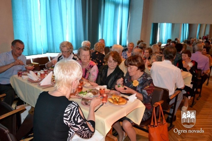 Ar pensionētajiem pedagogiem tiekas labklājības ministre