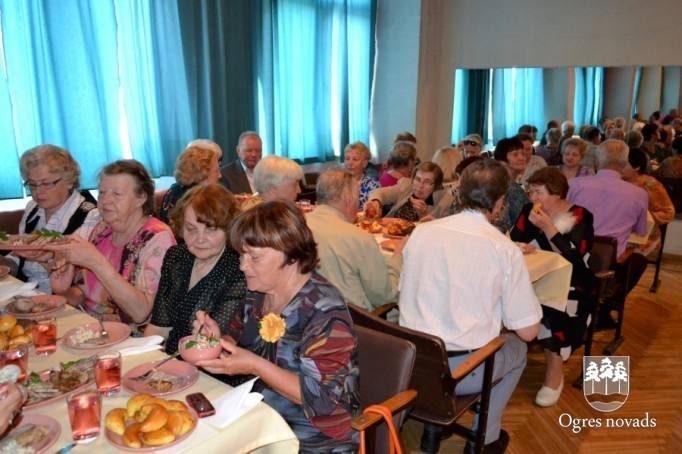 Ar pensionētajiem pedagogiem tiekas labklājības ministre