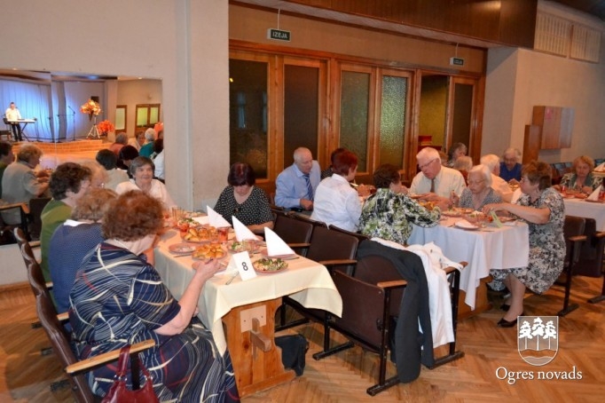 Ar pensionētajiem pedagogiem tiekas labklājības ministre
