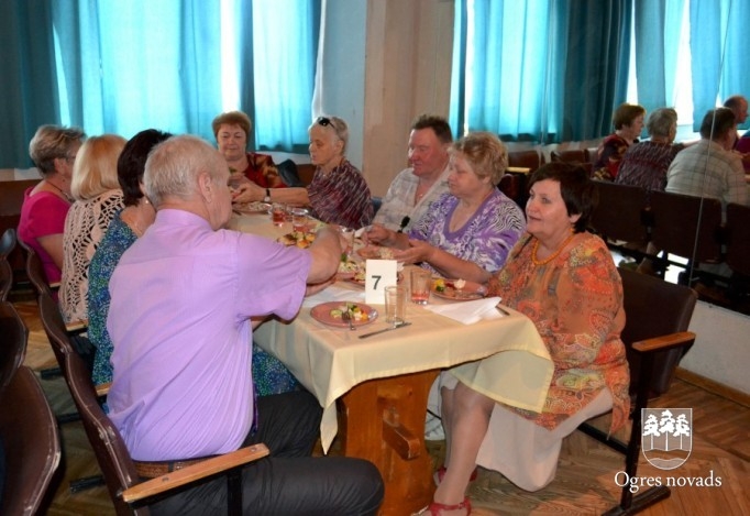 Ar pensionētajiem pedagogiem tiekas labklājības ministre