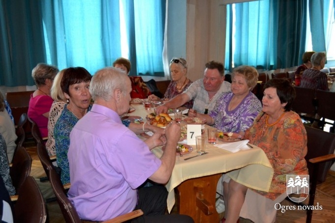 Ar pensionētajiem pedagogiem tiekas labklājības ministre