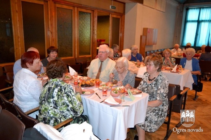 Ar pensionētajiem pedagogiem tiekas labklājības ministre