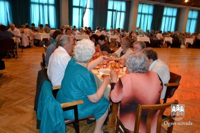 Ar pensionētajiem pedagogiem tiekas labklājības ministre