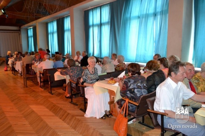 Ar pensionētajiem pedagogiem tiekas labklājības ministre
