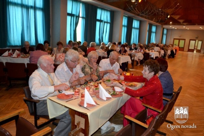 Ar pensionētajiem pedagogiem tiekas labklājības ministre