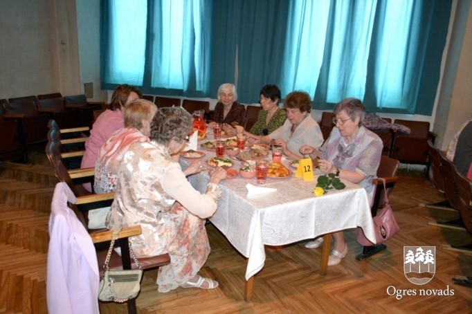 Ar pensionētajiem pedagogiem tiekas labklājības ministre