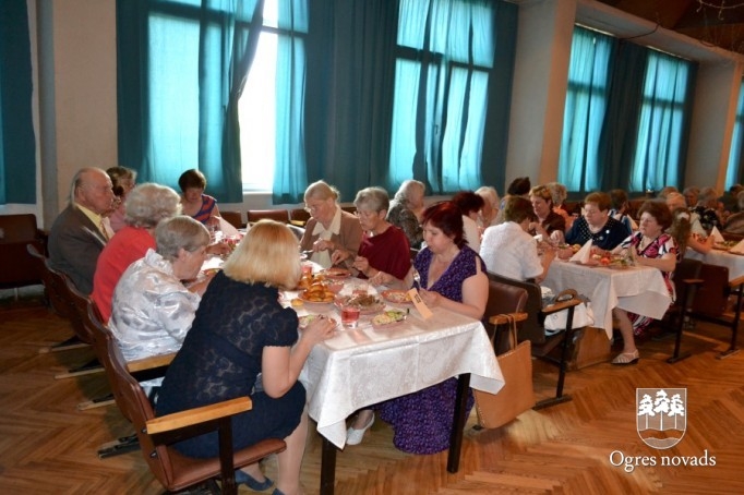 Ar pensionētajiem pedagogiem tiekas labklājības ministre