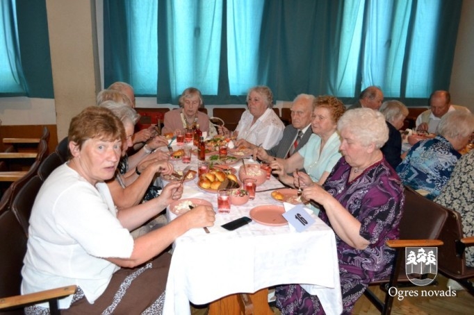 Ar pensionētajiem pedagogiem tiekas labklājības ministre