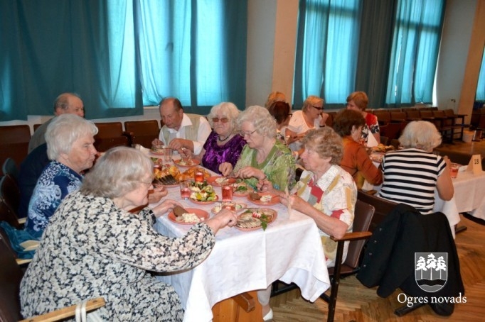 Ar pensionētajiem pedagogiem tiekas labklājības ministre