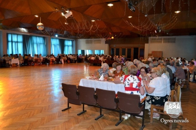 Ar pensionētajiem pedagogiem tiekas labklājības ministre