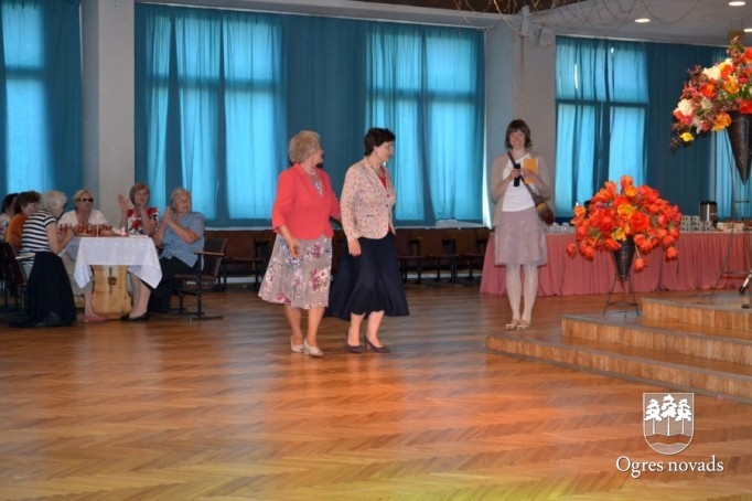 Ar pensionētajiem pedagogiem tiekas labklājības ministre