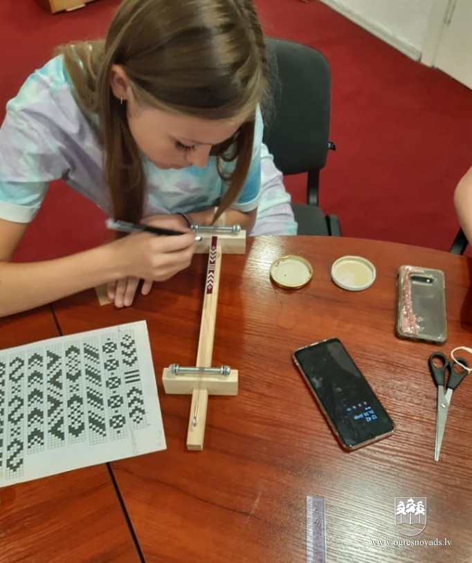 Māmiņas ar bērniem pērļo latviskās rokassprādzes (28.06.2020)