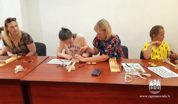 Māmiņas ar bērniem pērļo latviskās rokassprādzes (28.06.2020)