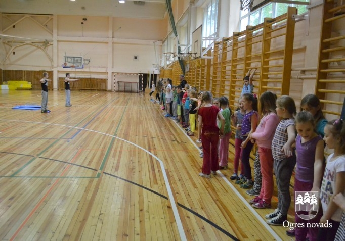 Ogres sākumskola radio Pieci.lv dzīvajā ēterā