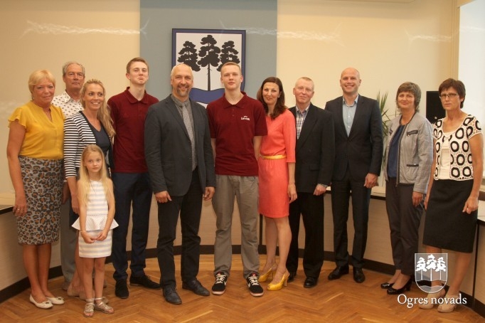 Priekšsēdētājs sveic U16 Eiropas basketbola čempionāta 2.vietas ieguvējus - ogrēniešus