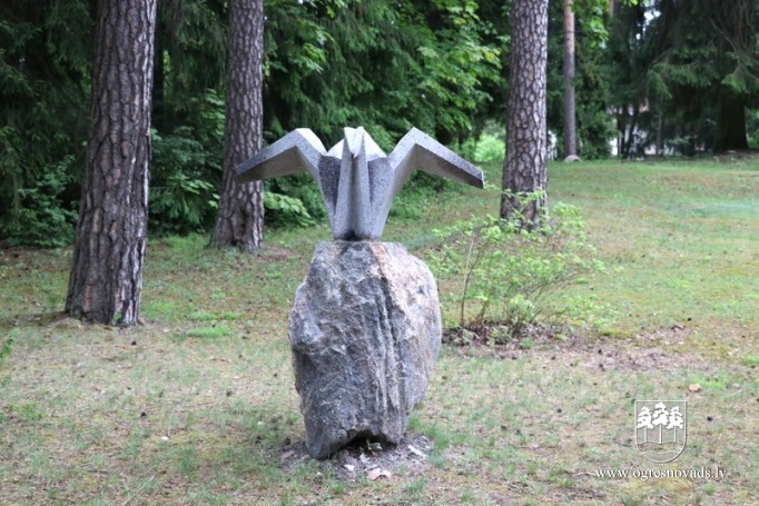 Ogres rajona slimnīcas skulptūru parkā jau 10 objekti