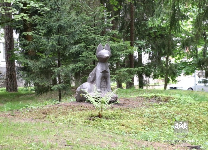 Ogres rajona slimnīcas skulptūru parkā jau 10 objekti