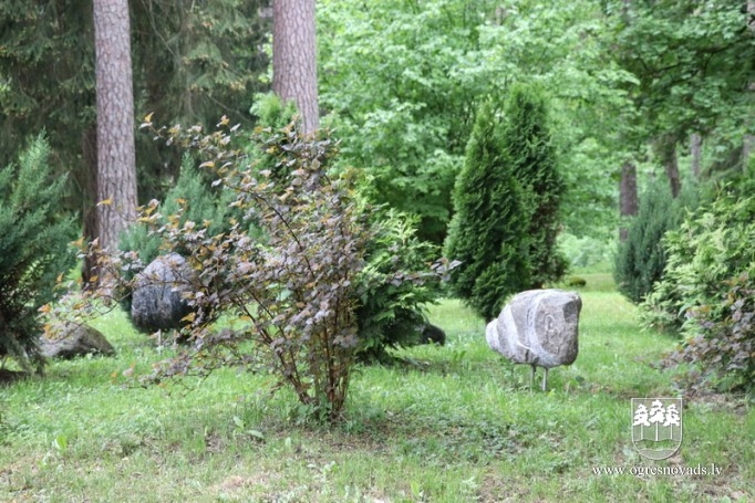Ogres rajona slimnīcas skulptūru parkā jau 10 objekti