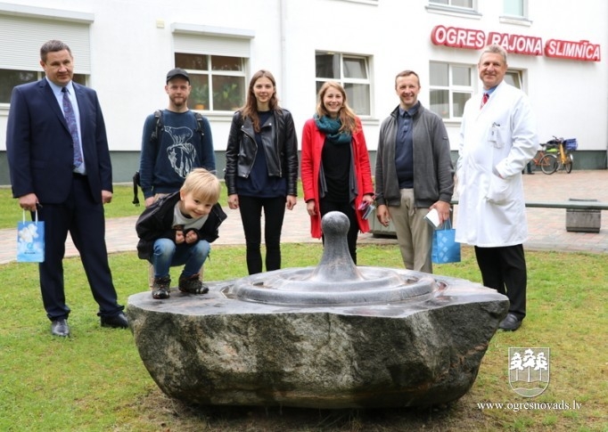 Ogres rajona slimnīcas skulptūru parkā jau 10 objekti