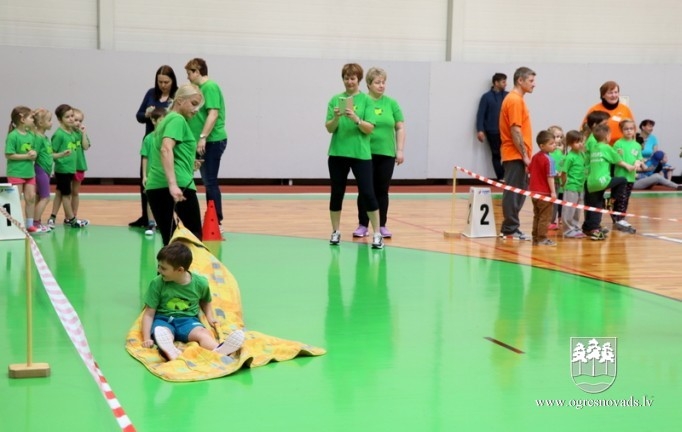 Pirmsskolnieki piedzīvo ziemas olimpiādi