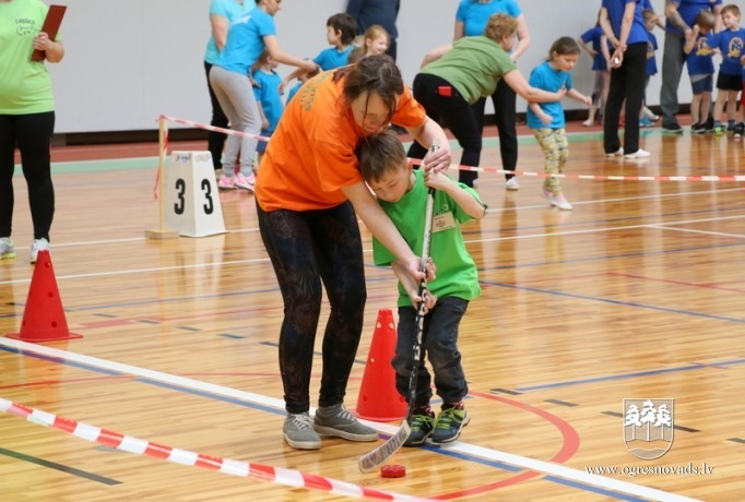 Pirmsskolnieki piedzīvo ziemas olimpiādi