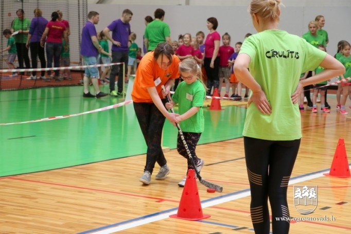 Pirmsskolnieki piedzīvo ziemas olimpiādi