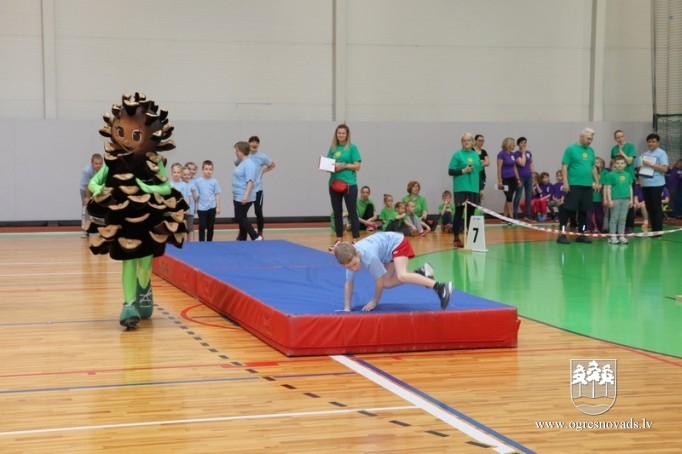 Pirmsskolnieki piedzīvo ziemas olimpiādi