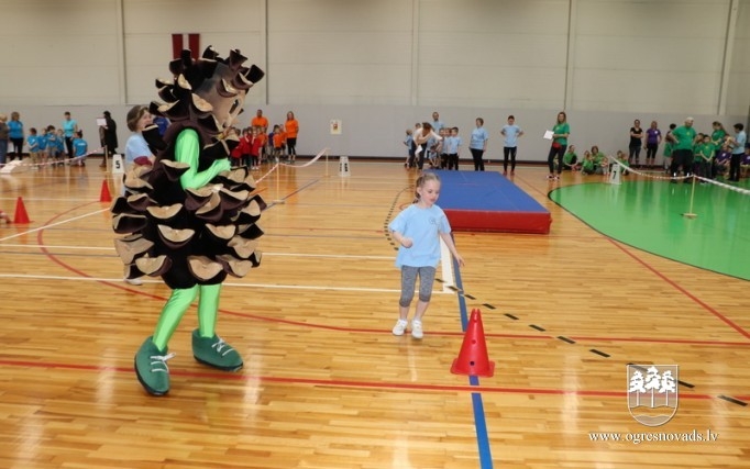 Pirmsskolnieki piedzīvo ziemas olimpiādi